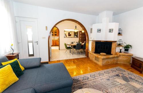 Trilj Casa | The Oasis - Family-Friendly Holiday Home with Heated Pool