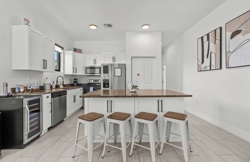 West Park Casa | Last Minute Deal-Pool-Grill- Turf-Mins2Airport, Beach, HardRock