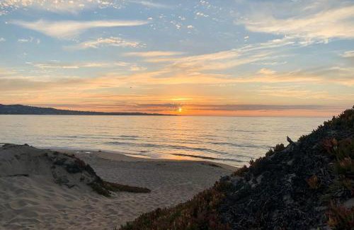 Sand City Apartamento | The Ocean View on Monterey Bay, Hot Tub! King Bed!