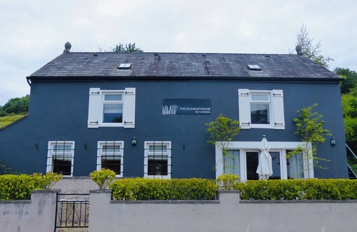 Enniskillen Cabaña | The Old Boathouse Holiday Cottage on the Shores of Lough Erne-4 Double Bedrooms