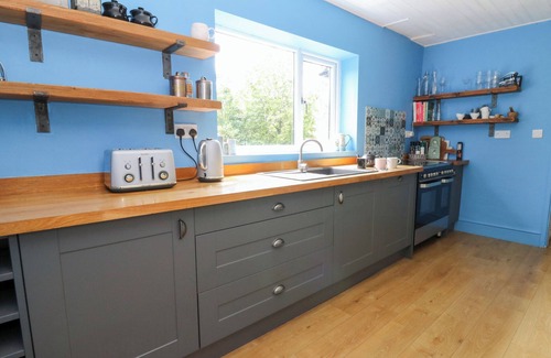 Ciliau-Aeron Cabaña | THE OLD BARN, pet friendly, with open fire in Aberaeron