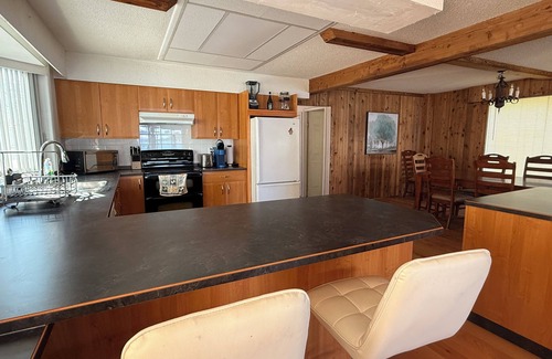Lone Butte Casa | The Old Perry House - Lakefront Heritage Retreat