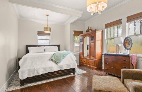 Clinton Cama Y Desayuno | The Old Rist Hotel --A cozy home in the country where you can relax.