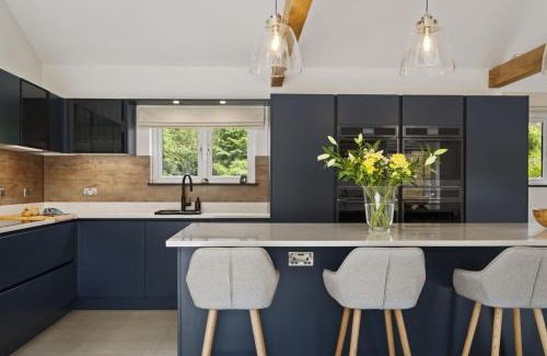 Porthyrhyd Casa | The Old School House - A Superb Newly Converted Barn with Hot Tub Sleeping 8 guests
