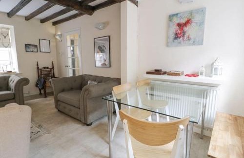 Ruthin Casa | The Old Stables - Pet-Friendly Stay Near Ruthin Castle with Parking