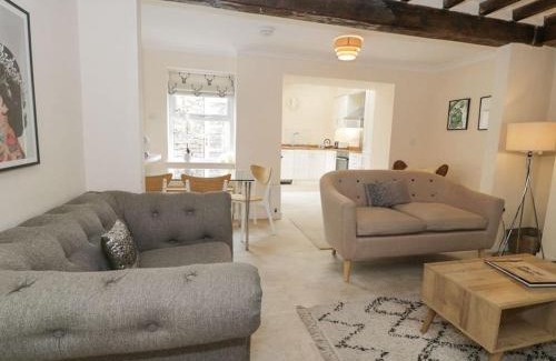 Ruthin Casa | The Old Stables - Pet-Friendly Stay Near Ruthin Castle with Parking