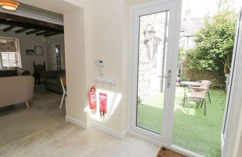 Ruthin Casa | The Old Stables - Pet-Friendly Stay Near Ruthin Castle with Parking