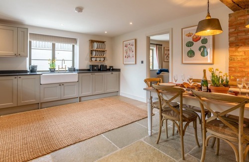 Cheltenham Cabaña | The Old Tractor Shed, Cheltenham - sleeps 12 guests in 5 bedrooms