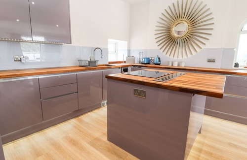 Conwy Cabaña | THE OLD TYWYN POST OFFICE, family friendly, with a garden in Deganwy