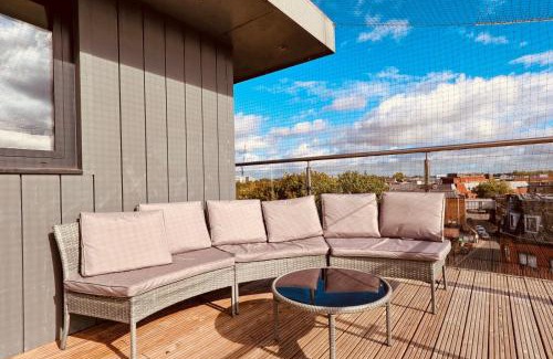 Chelmsford Apartamento | The Opulent Property Project Penthouse Chelmsford 2 Bed 2 Bath Sleeps 6 Free Parking 2 Kings or 4 singles and Double Sofabed Ideal for long stays, corporates, families, Insurance