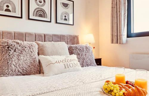 Chelmsford Apartamento | The Opulent Property Project Penthouse Chelmsford 2 Bed 2 Bath Sleeps 6 Free Parking 2 Kings or 4 singles and Double Sofabed Ideal for long stays, corporates, families, Insurance