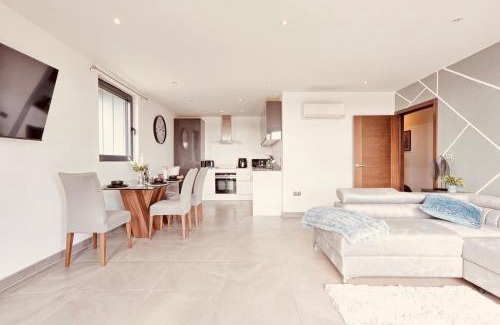 Chelmsford Apartamento | The Opulent Property Project Penthouse Chelmsford 2 Bed 2 Bath Sleeps 6 Free Parking 2 Kings or 4 singles and Double Sofabed Ideal for long stays, corporates, families, Insurance