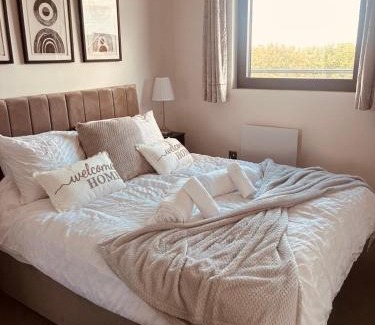 Chelmsford Apartamento | The Opulent Property Project Penthouse Chelmsford 2 Bed 2 Bath Sleeps 6 Free Parking 2 Kings or 4 singles and Double Sofabed Ideal for long stays, corporates, families, Insurance