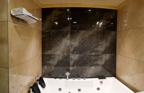 Old Manali Hotel | The Orchard Greens Resort - A Centrally Heated Property