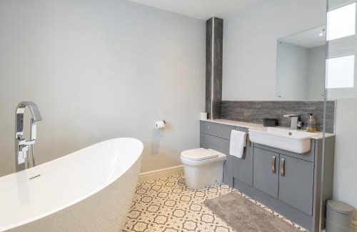 Winshill Casa | The Orchard - Spacious 5 Bed