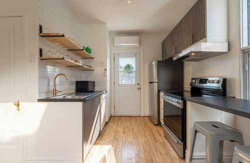 Youville Apartamento | The Orchid | Office | WIFI | TV | Balcony | Park