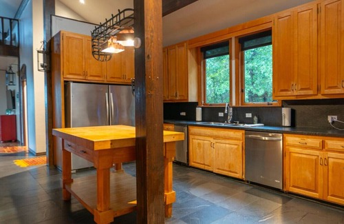 Eureka Springs Casa | The Ozark Deck House Near Kings River+Wifi+Gated
