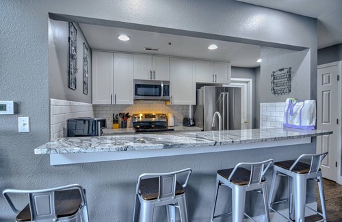Kaiser Condominio | THE OZARK OASIS! Spacious 3 Bedroom & 3 Pools!