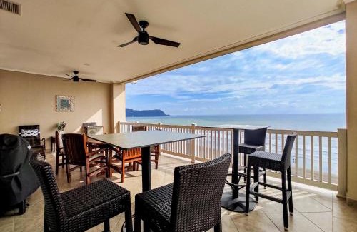 Barrio Los Villalobos Apartamento | The Palms Jaco 1001 penthouse on the beach