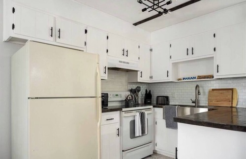 West Pensacola Casa | The PanAm, fire pit, bbq, kid & dog friendly