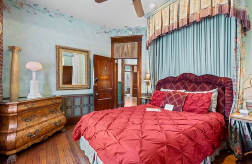 Historic Railroad District Hotel | The Peerless Hotel | Junior Suite #5 | Jetted Tub
