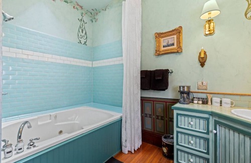 Historic Railroad District Hotel | The Peerless Hotel | Junior Suite #5 | Jetted Tub