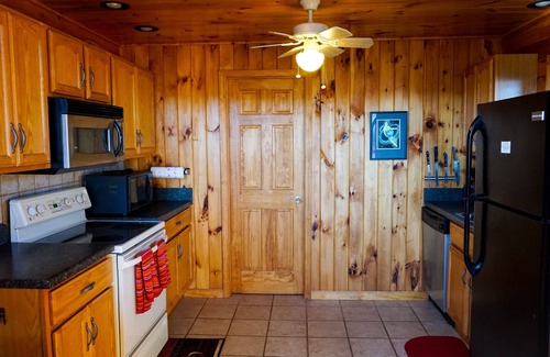 Little Switzerland Cabina | Memorial Weeknd especial !! La perca de cabina con bañera de hidromasaje y vista panorámica de hierba