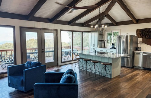 Dan River Cabina | The Perch -Incredible view - Right along the Blue Ridge Parkway