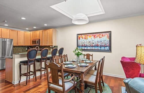 Carbondale Apartamento | The Perch on Main | Top Floor D/T Carbondale Condo