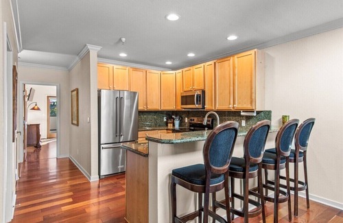 Carbondale Apartamento | The Perch on Main | Top Floor D/T Carbondale Condo
