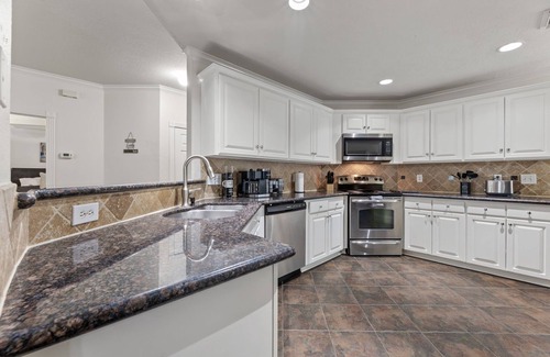 Barker Villa | The Perfect Harmony - Stylish 3BR Retreat w/ Easy City Access