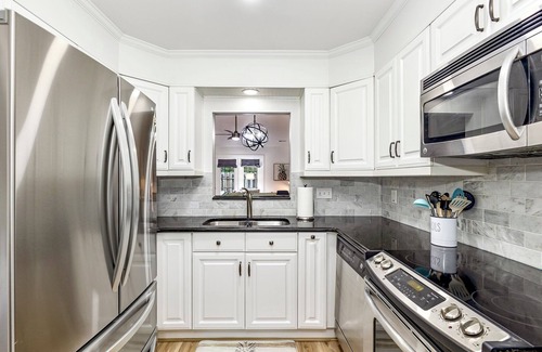 Northwest Raleigh Casa | The Perky Pineapple; Quiet Ranch; 2 King Beds; Well Appointed; Centrally Located