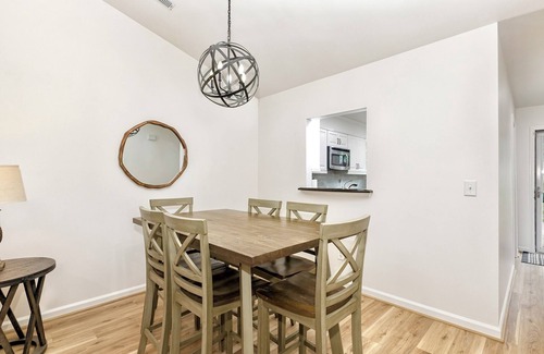 Northwest Raleigh Casa | The Perky Pineapple; Quiet Ranch; 2 King Beds; Well Appointed; Centrally Located