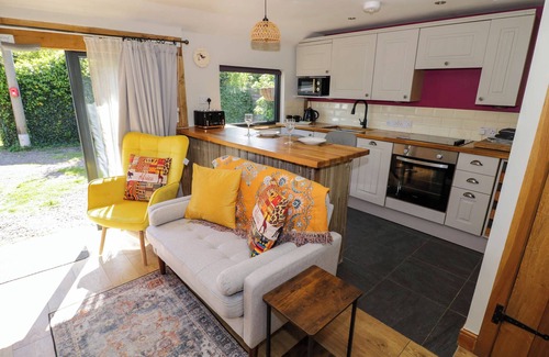 Malvern Cabaña | THE PHEASANT'S NEST, pet friendly, with a garden in Upton Upon Severn