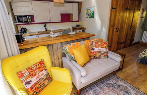 Malvern Cabaña | THE PHEASANT'S NEST, pet friendly, with a garden in Upton Upon Severn