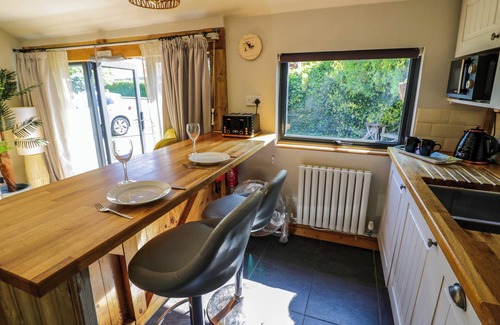 Malvern Cabaña | THE PHEASANT'S NEST, pet friendly, with a garden in Upton Upon Severn