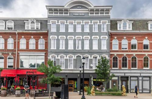 Bangor Apartamento | The Phenix, Historic Bldg, King Bed, Room # 305