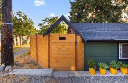 Eastside Apartamento | The Pinewood ~ A serene PNW studio retreat with charm & privacy in Tacoma