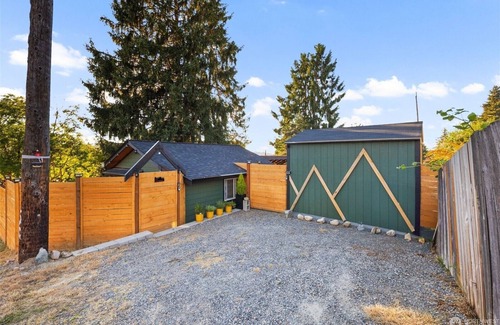 Eastside Apartamento | The Pinewood ~ A serene PNW studio retreat with charm & privacy in Tacoma