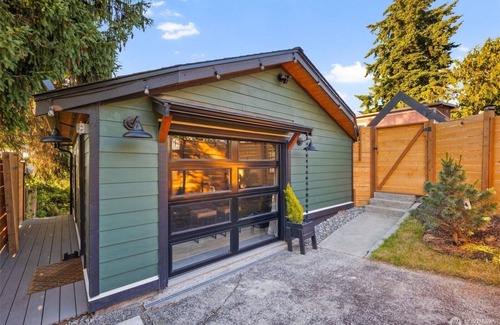 Eastside Apartamento | The Pinewood ~ A serene PNW studio retreat with charm & privacy in Tacoma