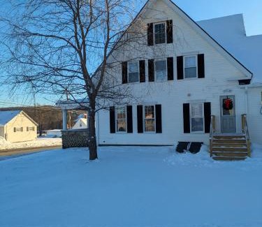 Colebrook Complejo | The Porch on Main