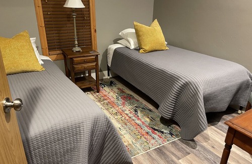 Suamico Casa | The Posie Patch Mini Retreat, Sleeps 7, 12 Miles North of Lambeau Field