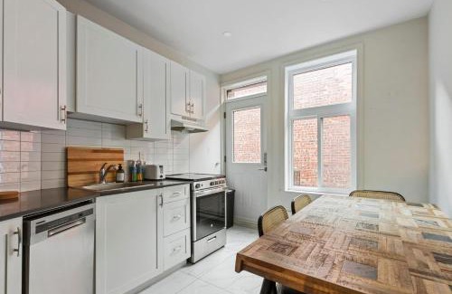 Cote-Des-Neiges—Notre-Dame-De-Grace Apartamento | The Prestige Stay Chic and Bright 3BR in NDG
