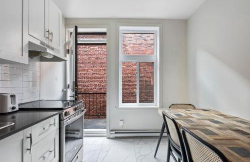 Cote-Des-Neiges—Notre-Dame-De-Grace Apartamento | The Prestige Stay Chic and Bright 3BR in NDG