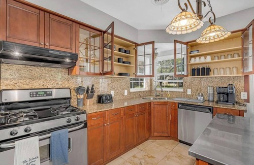 Oak Cliff Casa | NEW Safari House! Two Primary King Bedrooms + Pool