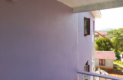 Mahe Island Apartamento | The Purple House. Great sea view, walking distance to beach and 12mins to town.