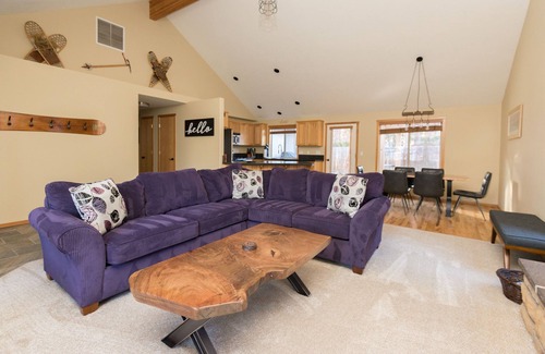 Southwest Bend Casa | The Quails Nest! SW Bend Custom Family Friendly Home ~ Fire pit ~ Pac Man