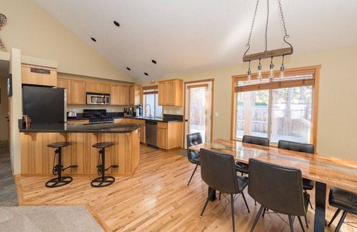 Southwest Bend Casa | The Quails Nest! SW Bend Custom Family Friendly Home ~ Fire pit ~ Pac Man