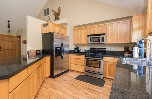 Southwest Bend Casa | The Quails Nest! SW Bend Custom Family Friendly Home ~ Fire pit ~ Pac Man