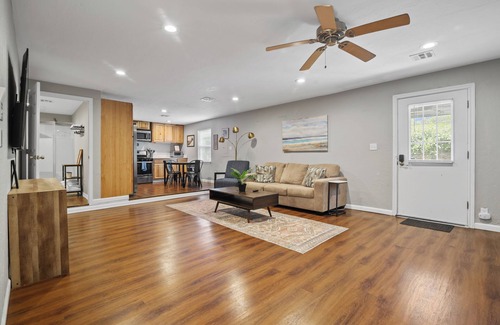Tulsa Casa | The Redbud Retreat - 1920's Renovated Home!